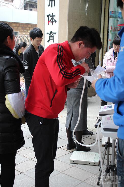 正在拼尽全力测肺活量的市民