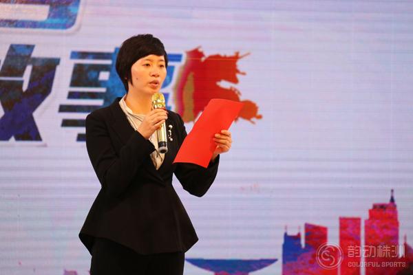 杨喜兰宣读攸县县委书记谭润洪发来的记者节寄语并发表讲话.
